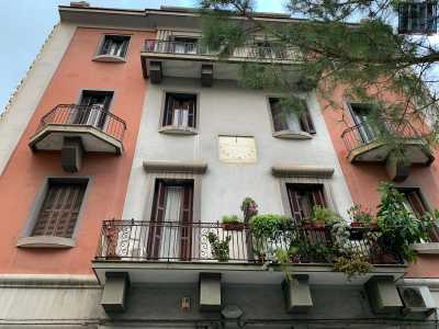 Sul lato nord vi � un edificio di architettura fascista degli anni 30 di color rosso e grigio...
